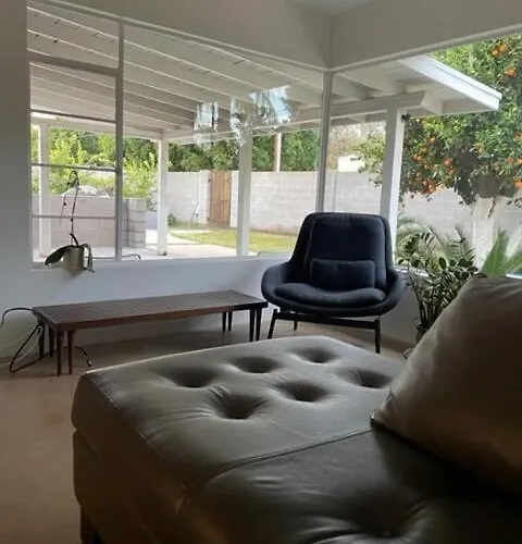 Holiday home Uptown Mid Century Charmer *