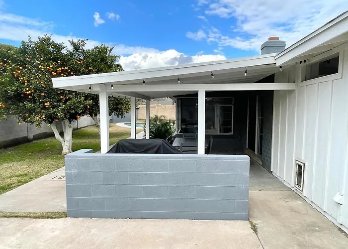 Uptown Mid Century Charmer Holiday home Phoenix