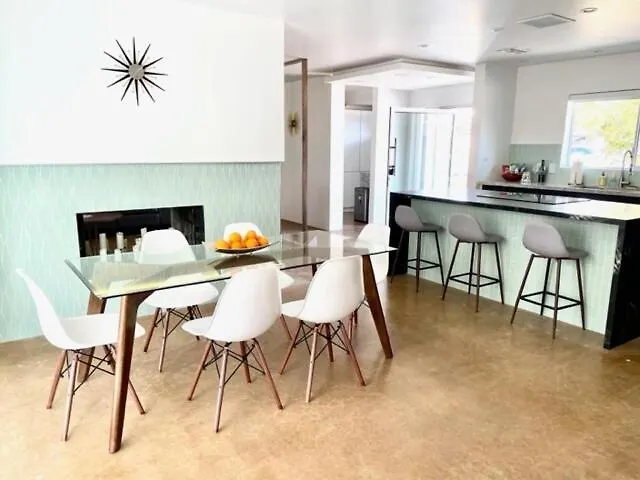 Uptown Mid Century Charmer Holiday home