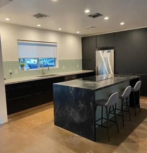 Holiday home Uptown Mid Century Charmer *