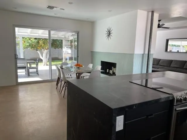 Uptown Mid Century Charmer Holiday home *