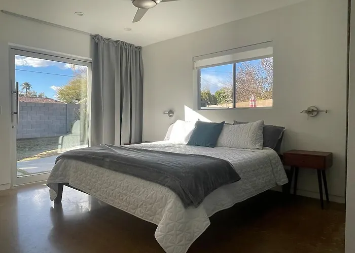 Uptown Mid Century Charmer Holiday home